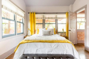 Single level 2BR Home w Free parking near Downtown